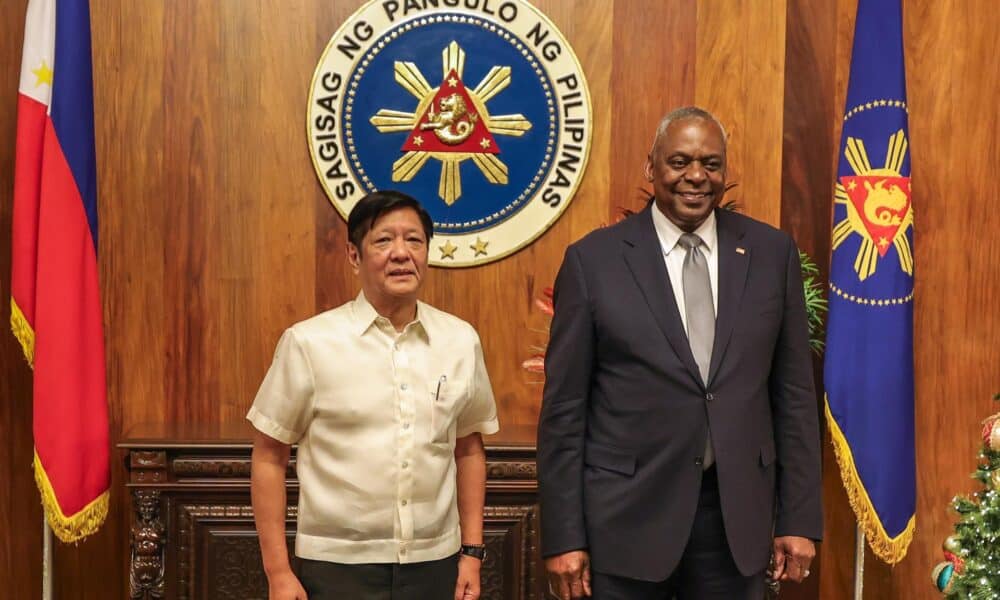 El presidente de Filipinas, Ferdinand Marcos Jr. (izquierda), junto al secretario de Defensa de Estados Unidos, Lloyd Austin III (derecha), durante la visita del norteamericano al país asiático.
EFE/EPA/GERARD CAREON / POOL