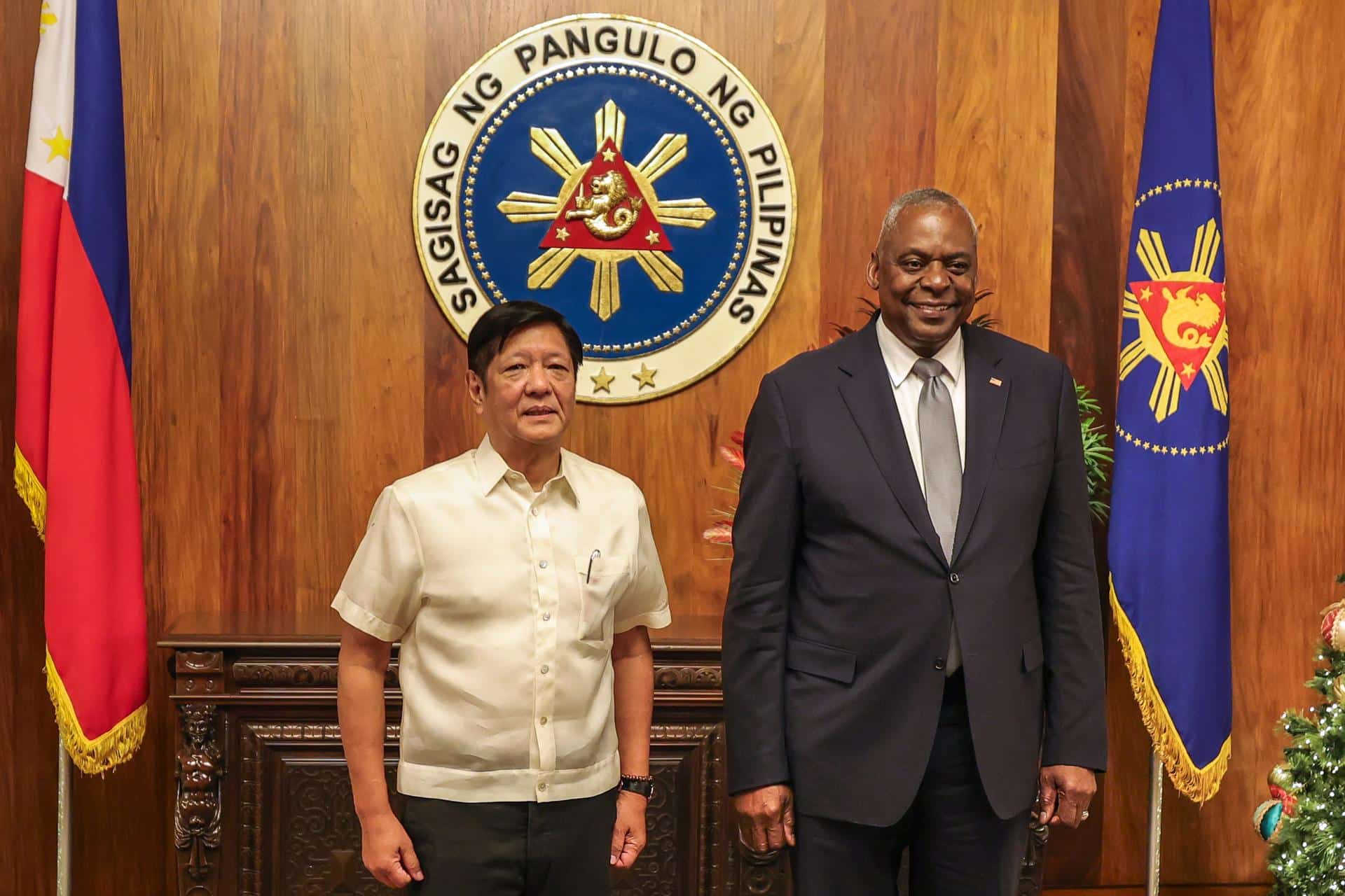 El presidente de Filipinas, Ferdinand Marcos Jr. (izquierda), junto al secretario de Defensa de Estados Unidos, Lloyd Austin III (derecha), durante la visita del norteamericano al país asiático.
EFE/EPA/GERARD CAREON / POOL