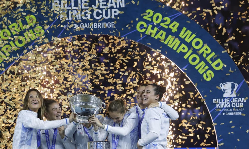 as integrantes del equipo italiano de tenis celebran su victoria en la Billie Jean King tras imponerse a la selección de Eslovaquia en la final disputada este miércoles en Málaga. EFE/Jorge Zapata