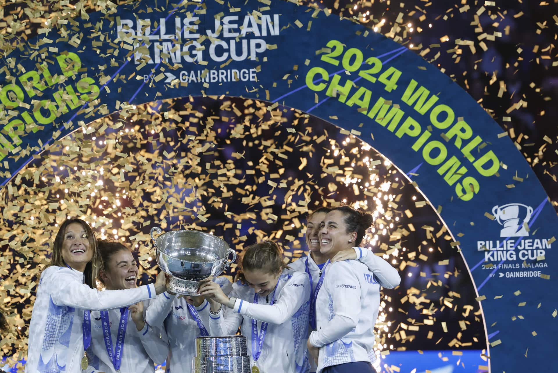 as integrantes del equipo italiano de tenis celebran su victoria en la Billie Jean King tras imponerse a la selección de Eslovaquia en la final disputada este miércoles en Málaga. EFE/Jorge Zapata