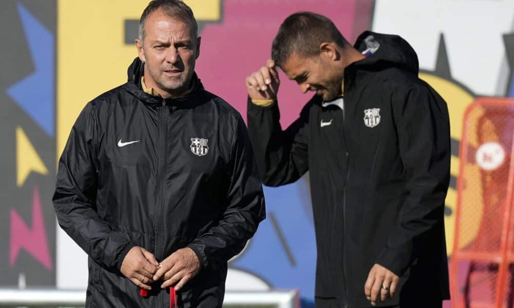 - El entrenador del FC Barcelona Hansi Flick (i), durante el entrenamiento del primer equipo del FC Barcelona realizado este mediodía. EFE/Enric Fontcuberta