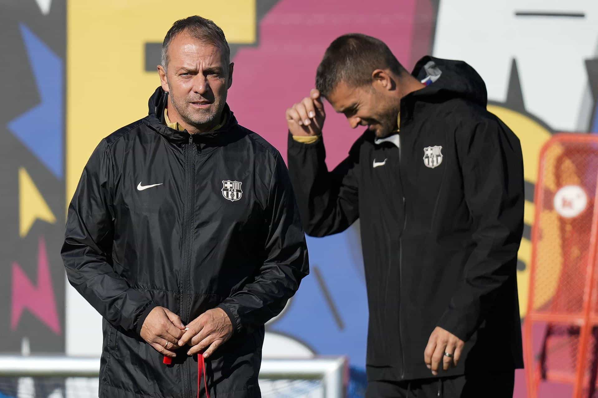 - El entrenador del FC Barcelona Hansi Flick (i), durante el entrenamiento del primer equipo del FC Barcelona realizado este mediodía. EFE/Enric Fontcuberta