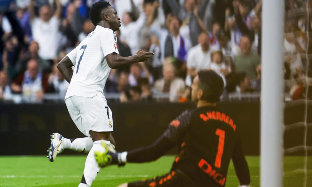 El delantero brasileño del Real Madrid Vinicius Jr celebra su gol contra Osasuna, durante el partido de la jornada 13 de LaLiga entre Real Madrid y Osasuna, este sábado en el estadio Santiago Bernabéu en Madrid.-EFE/ Daniel González