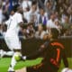 El delantero brasileño del Real Madrid Vinicius Jr celebra su gol contra Osasuna, durante el partido de la jornada 13 de LaLiga entre Real Madrid y Osasuna, este sábado en el estadio Santiago Bernabéu en Madrid.-EFE/ Daniel González