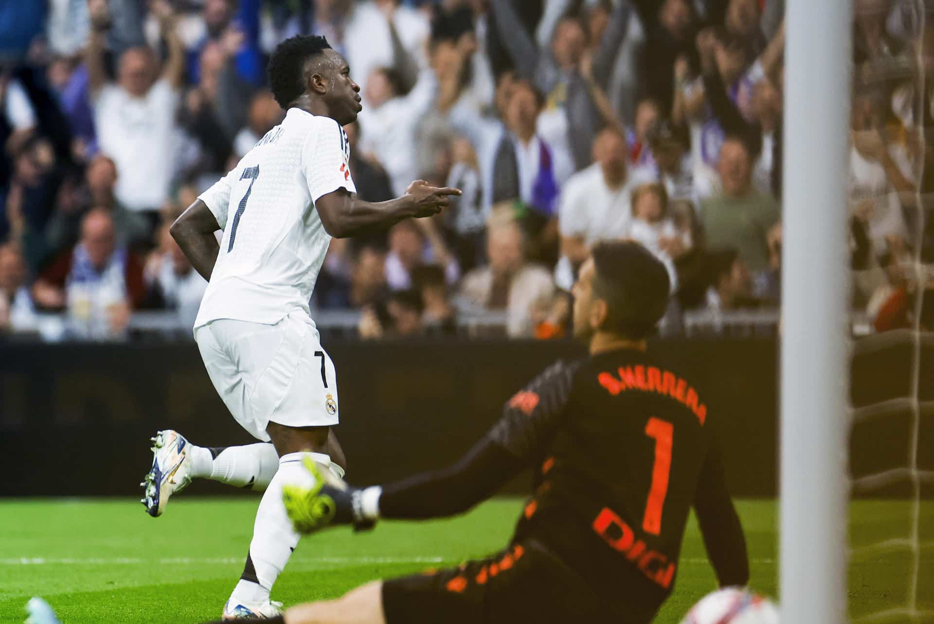 El delantero brasileño del Real Madrid Vinicius Jr celebra su gol contra Osasuna, durante el partido de la jornada 13 de LaLiga entre Real Madrid y Osasuna, este sábado en el estadio Santiago Bernabéu en Madrid.-EFE/ Daniel González