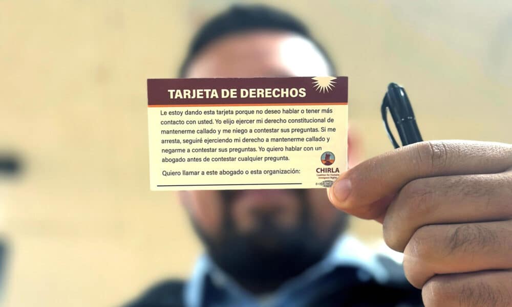 Fotografía cedida por la Coalición por los Derechos Humanos del Inmigrante en Los Ángeles (CHIRLA), donde aparece una persona mostrando una 'Tarjeta de Derechos' que el inmigrante entrega a la autoridad en caso de arresto. EFE/CHIRLA /SOLO USO EDITORIAL /NO VENTAS /SOLO DISPONIBLE PARA ILUSTRAR LA NOTICIA QUE ACOMPAÑA /CRÉDITO OBLIGATORIO