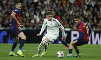 El centrocampista del Real Madrid Fede Valverde (c) durante el último partido contra el  FC Barcelona en el Santiago Bernabéu. EFE/Juanjo Martín/archivo