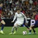 El centrocampista del Real Madrid Fede Valverde (c) durante el último partido contra el  FC Barcelona en el Santiago Bernabéu. EFE/Juanjo Martín/archivo