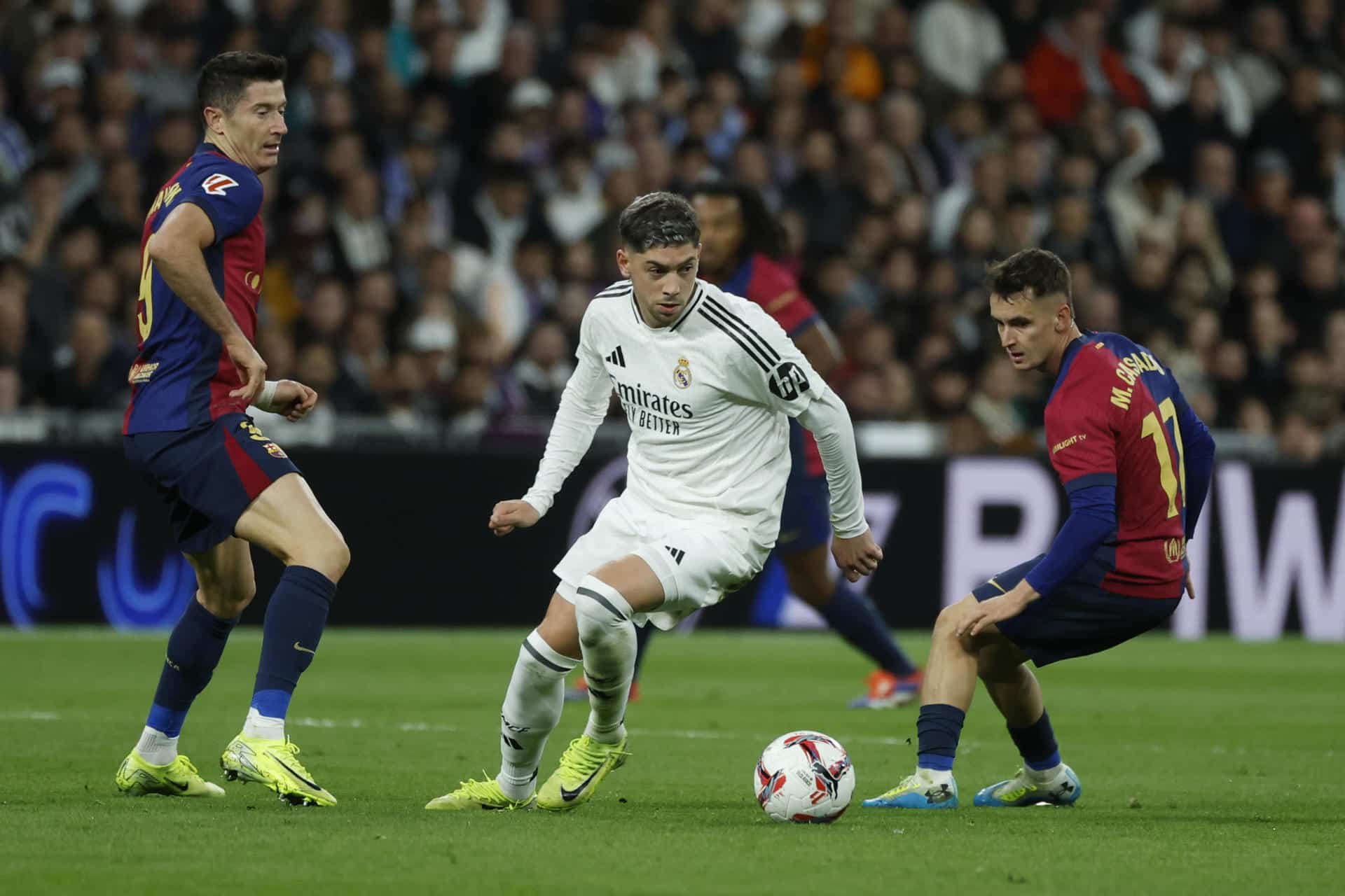 El centrocampista del Real Madrid Fede Valverde (c) durante el último partido contra el  FC Barcelona en el Santiago Bernabéu. EFE/Juanjo Martín/archivo