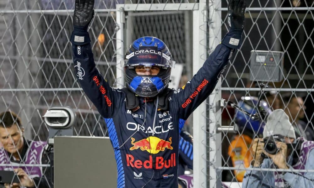 Max Verstappen festeja la consecución del campeonato mundial de Fórmula Uno, al finalizar el Gran Premio de Las Vegas. EFE/EPA/SHAWN THEW