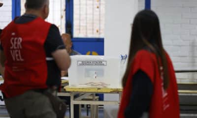 Los colegios electorales para la segunda vuelta de las elecciones regionales de Chile cerraron sus puertas este domingo para dar comienzo al recuento de votos. EFE/ Elvis González