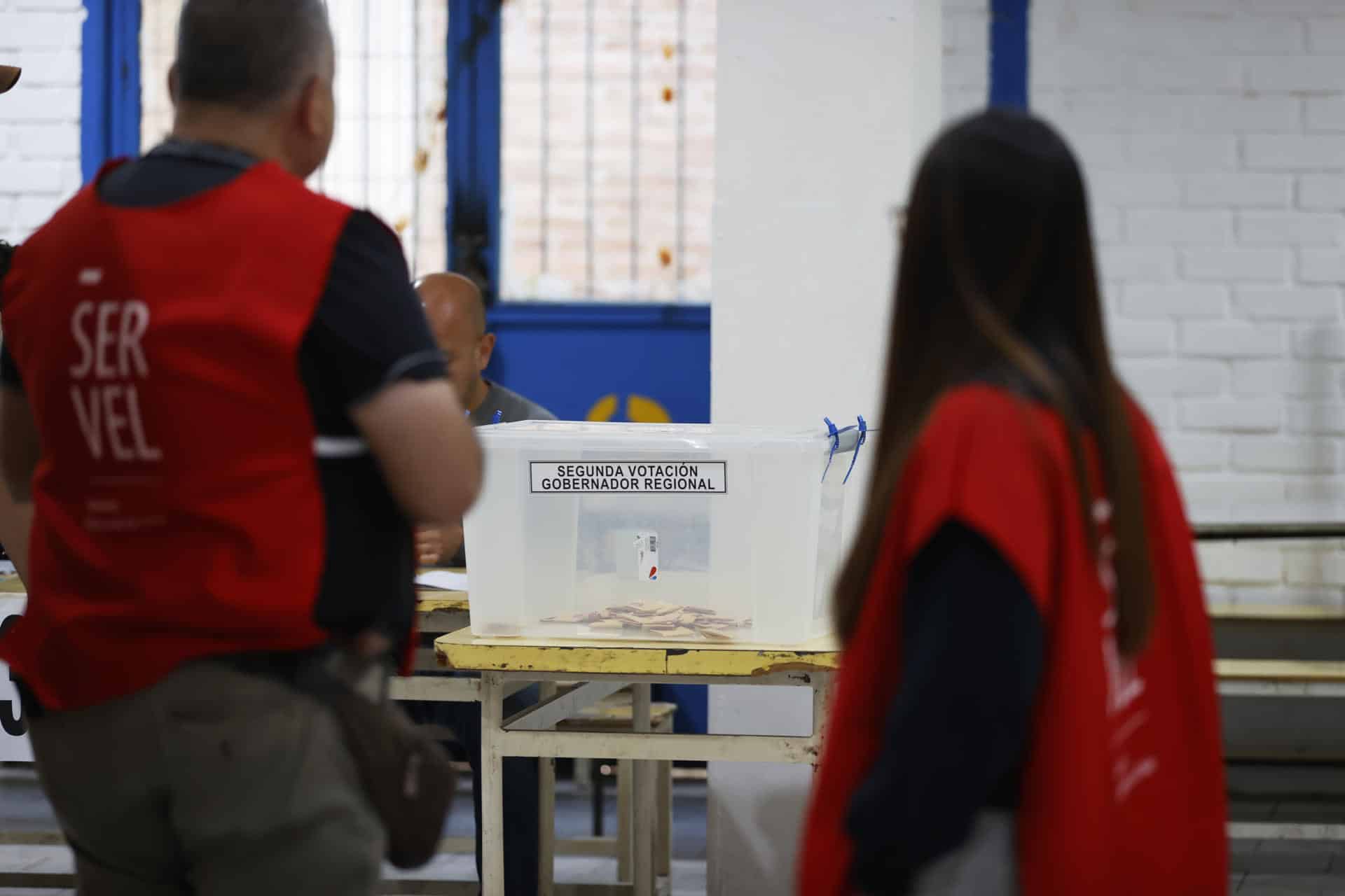 Los colegios electorales para la segunda vuelta de las elecciones regionales de Chile cerraron sus puertas este domingo para dar comienzo al recuento de votos. EFE/ Elvis González