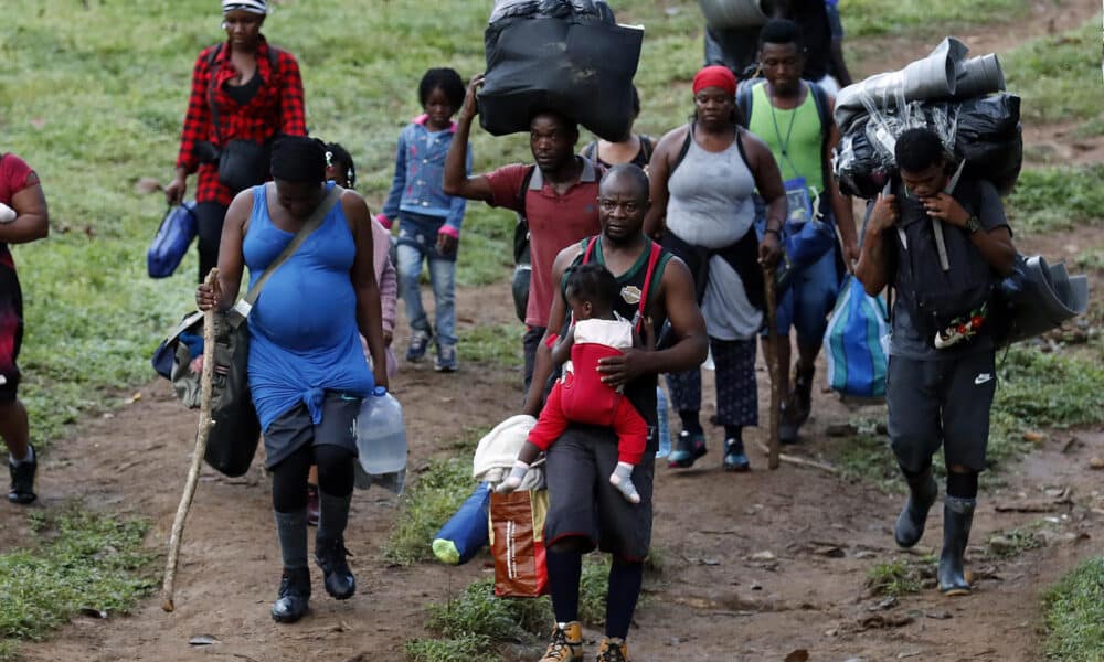 Fotografía de archivo fechada el 28 de septiembre de 2021 que muestra a migrantes haitianos en su camino hacia Panamá por el Tapón del Darién en Acandi (Colombia). EFE/ Mauricio Dueñas Castañeda