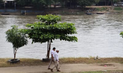 Fotografía de archivo de don personas que caminan junto al río Suchiateen en Suchiate (México). EFE/ Juan Manuel Blanco