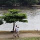 Fotografía de archivo de don personas que caminan junto al río Suchiateen en Suchiate (México). EFE/ Juan Manuel Blanco