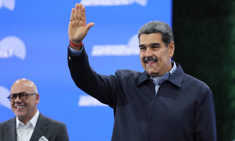 Fotografía cedida por Palacio Miraflores del presidente de Venezuela, Nicolás Maduro tomando parte en el acto de clausura del Foro Parlamentario Mundial Antifascista, acompañado por el presidente de la Asamblea Nacional venezolana Jorge Rodríguez, este 5 de noviembre de 2024, en Caracas (Venezuela). EFE/ PALACIO MIRAFLORES