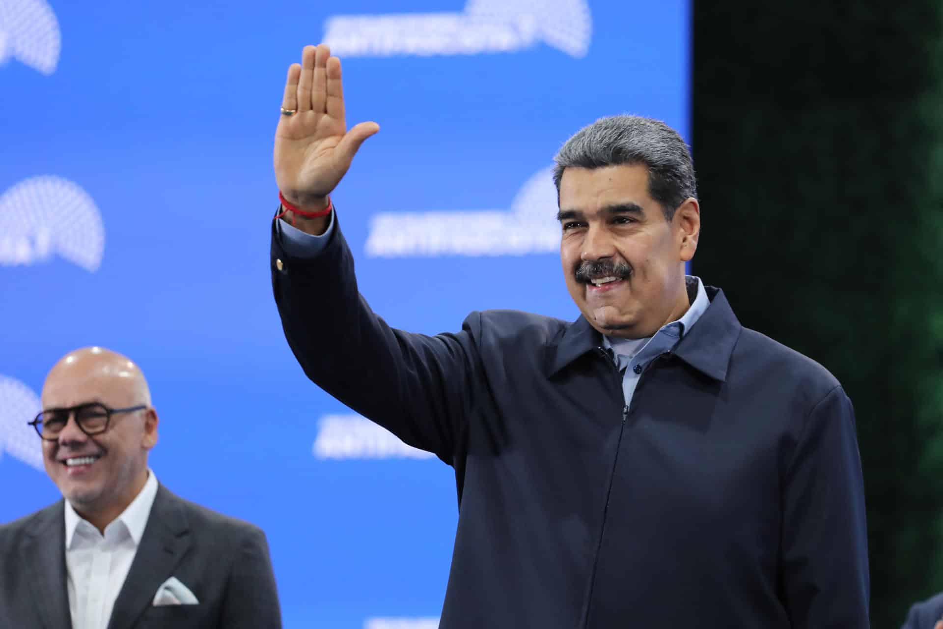 Fotografía cedida por Palacio Miraflores del presidente de Venezuela, Nicolás Maduro tomando parte en el acto de clausura del Foro Parlamentario Mundial Antifascista, acompañado por el presidente de la Asamblea Nacional venezolana Jorge Rodríguez, este 5 de noviembre de 2024, en Caracas (Venezuela). EFE/ PALACIO MIRAFLORES