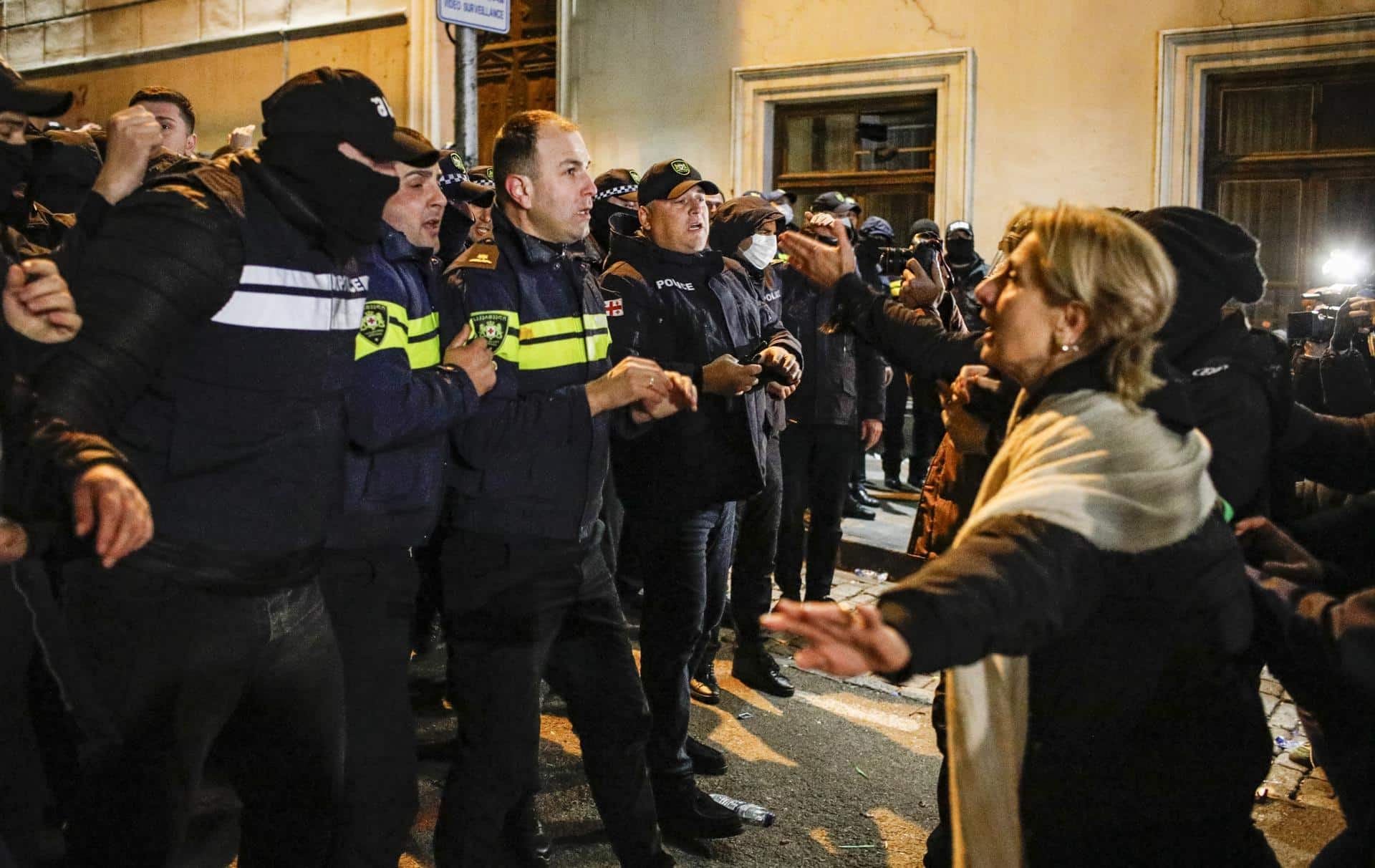 Los partidarios de la oposición georgiana se enfrentan a la Policía mientras protestan frente al edificio del Parlamento en Tiflis, Georgia. EFE/DAVID MDZINARISHVILI