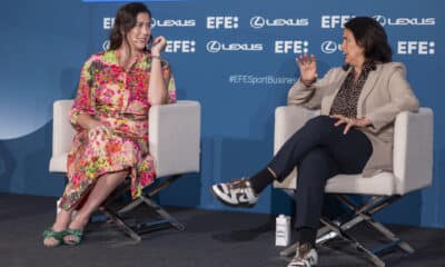 La extenista Garbiñe Muguruza (i), y Conchita Martínez (d), directora de las finales de la Billie Jean King Cup, participan en el Foro EFE Sport Business 'Málaga y el turismo deportivo. El modelo de la Billie Jean King Cup', organizado por la Agencia EFE, impulsado por Lexus y celebrado en el Gran Hotel Miramar de la capital malagueña . EFE/ Carlos Diaz