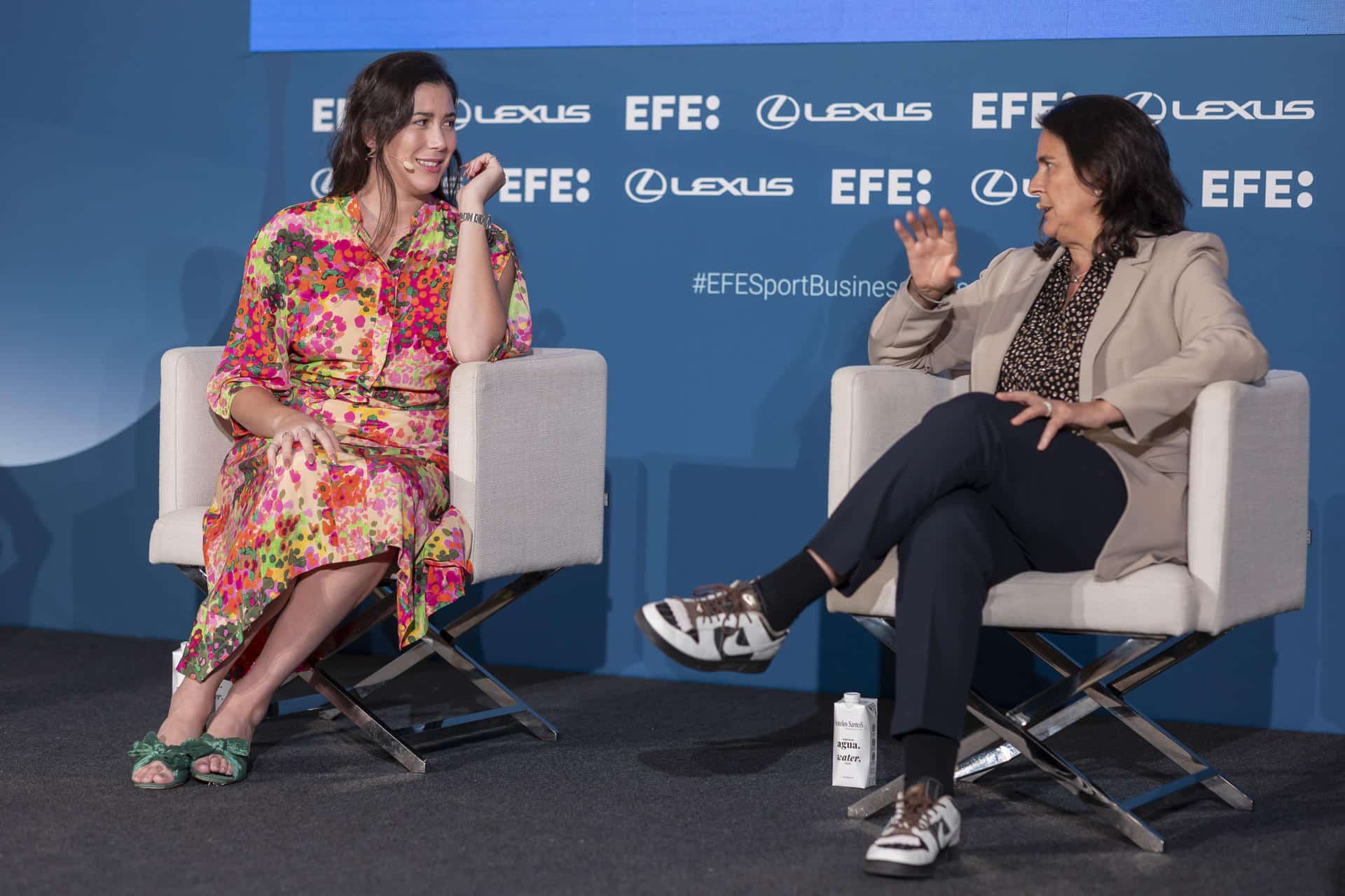 La extenista Garbiñe Muguruza (i), y Conchita Martínez (d), directora de las finales de la Billie Jean King Cup, participan en el Foro EFE Sport Business 'Málaga y el turismo deportivo. El modelo de la Billie Jean King Cup', organizado por la Agencia EFE, impulsado por Lexus y celebrado en el Gran Hotel Miramar de la capital malagueña . EFE/ Carlos Diaz