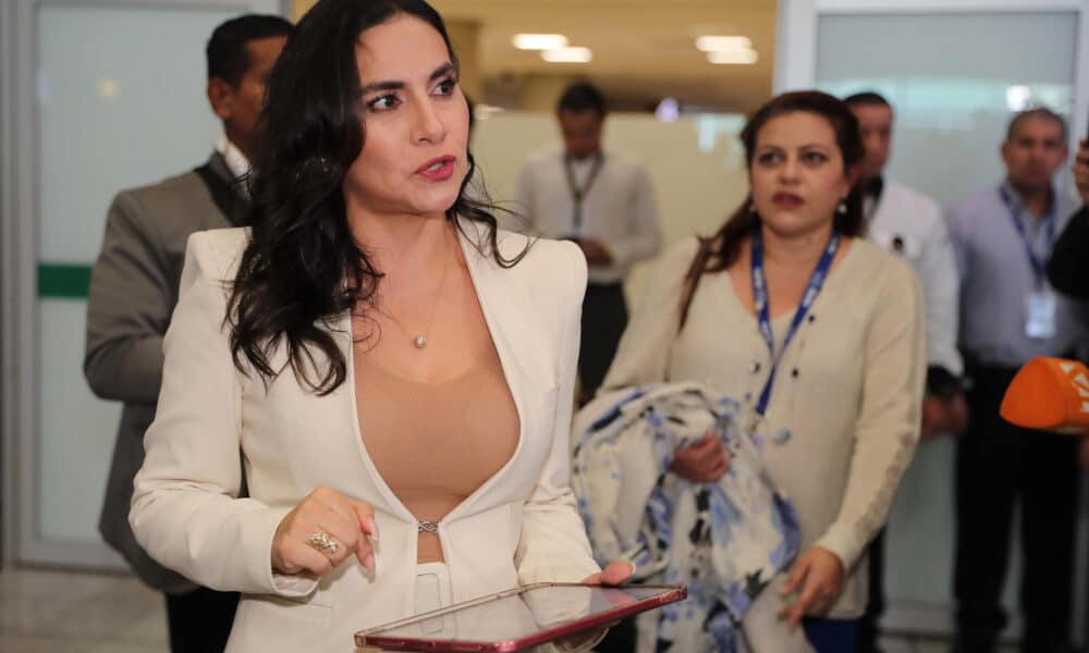 La suspendida vicepresidenta de Ecuador y embajadora en Israel, Verónica Abad, ofrece declaraciones a su llegada este miércoles, al aeropuerto Internacional Mariscal Sucre en Quito (Ecuador). EFE/ José Jácome