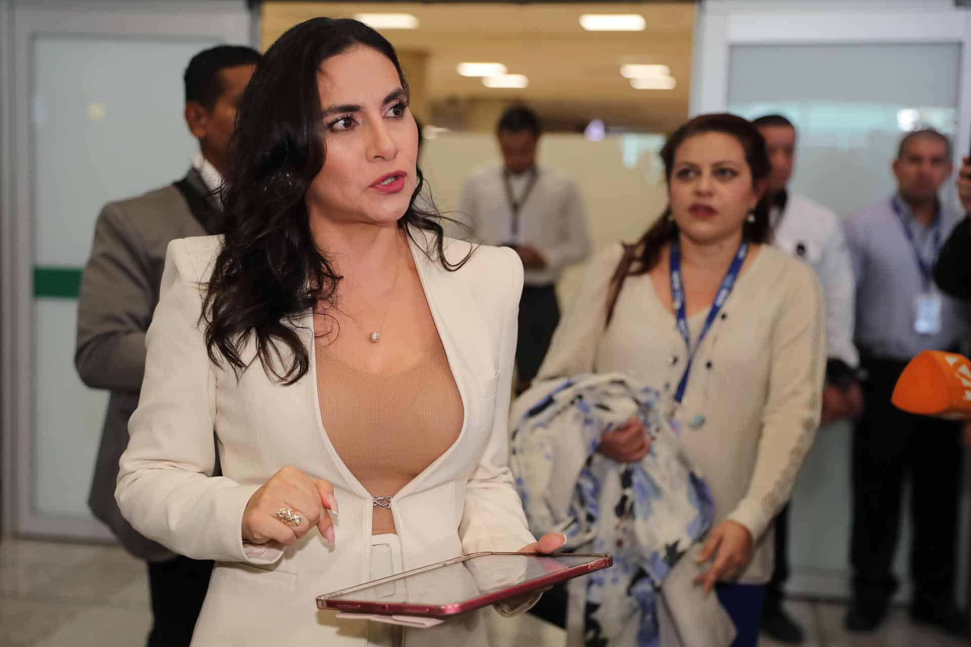 La suspendida vicepresidenta de Ecuador y embajadora en Israel, Verónica Abad, ofrece declaraciones a su llegada este miércoles, al aeropuerto Internacional Mariscal Sucre en Quito (Ecuador). EFE/ José Jácome