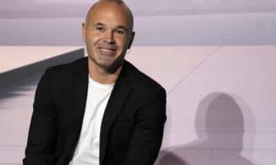 El futbolista Andrés Iniesta durante la rueda de prensa que ofrece este martes en Barcelona en la que explica sus planes de futuro. EFE/Alejandro García