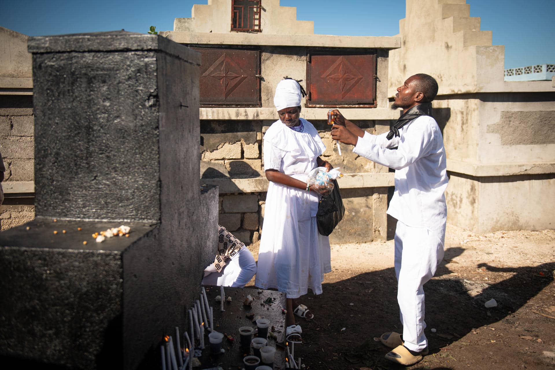 Personas participan en una ceremonia vudú con motivo del tradicional Fete Gede, en el Cementerio Nacional este viernes, en Puerto Príncipe (Haití). EFE/ Johnson Sabin