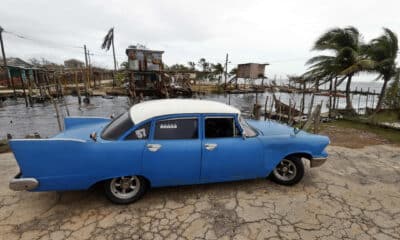 Fotografía de archivo de un auto clásico en Playa Majana, en la provincia de Artemisa (Cuba). EFE/ Ernesto Mastrascusa