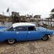 Fotografía de archivo de un auto clásico en Playa Majana, en la provincia de Artemisa (Cuba). EFE/ Ernesto Mastrascusa