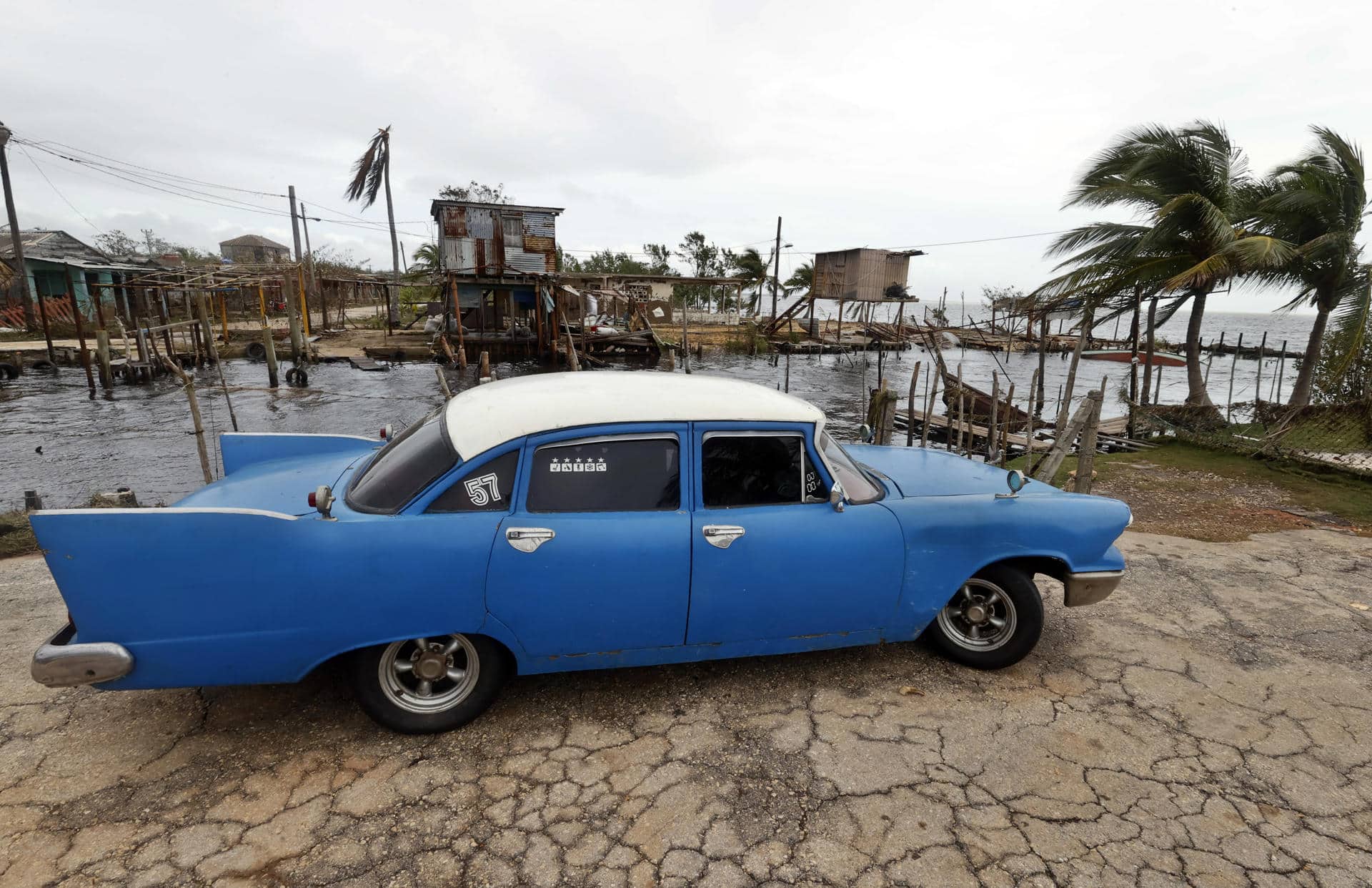 Fotografía de archivo de un auto clásico en Playa Majana, en la provincia de Artemisa (Cuba). EFE/ Ernesto Mastrascusa