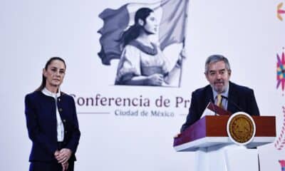 El canciller mexicano, Juan Ramón de la Fuente (d), habla durante su participación en una rueda de prensa de la presidenta de México Claudia Sheinbaum (i), este viernes en Palacio Nacional en la Ciudad de México (México). EFE/Sáshenka Gutiérrez