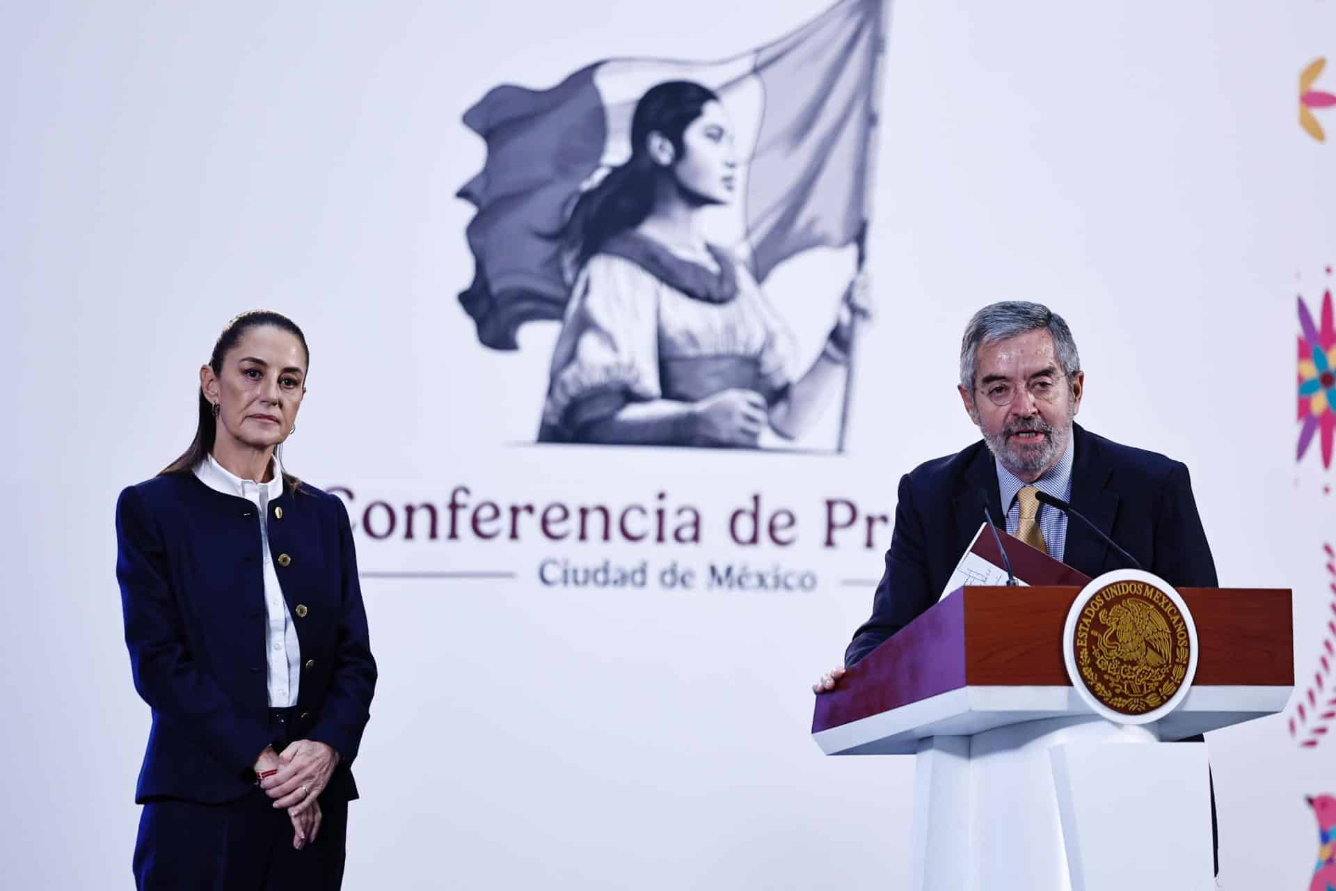 El canciller mexicano, Juan Ramón de la Fuente (d), habla durante su participación en una rueda de prensa de la presidenta de México Claudia Sheinbaum (i), este viernes en Palacio Nacional en la Ciudad de México (México). EFE/Sáshenka Gutiérrez