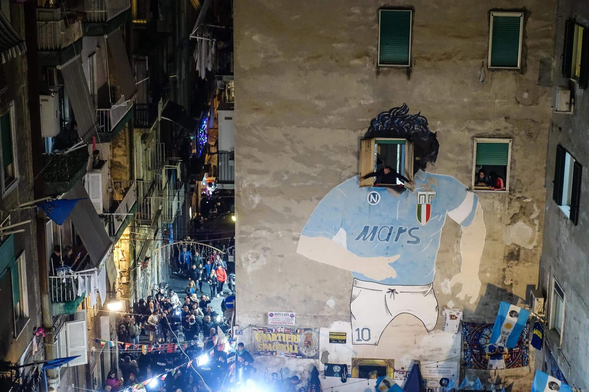 Imagen de archivo del mural de Diego Armando Maradona en los 'Quartieri spagnoli' (Barrios españoles) en Nápoles (Italia). EFE/EPA/CESARE ABBATE