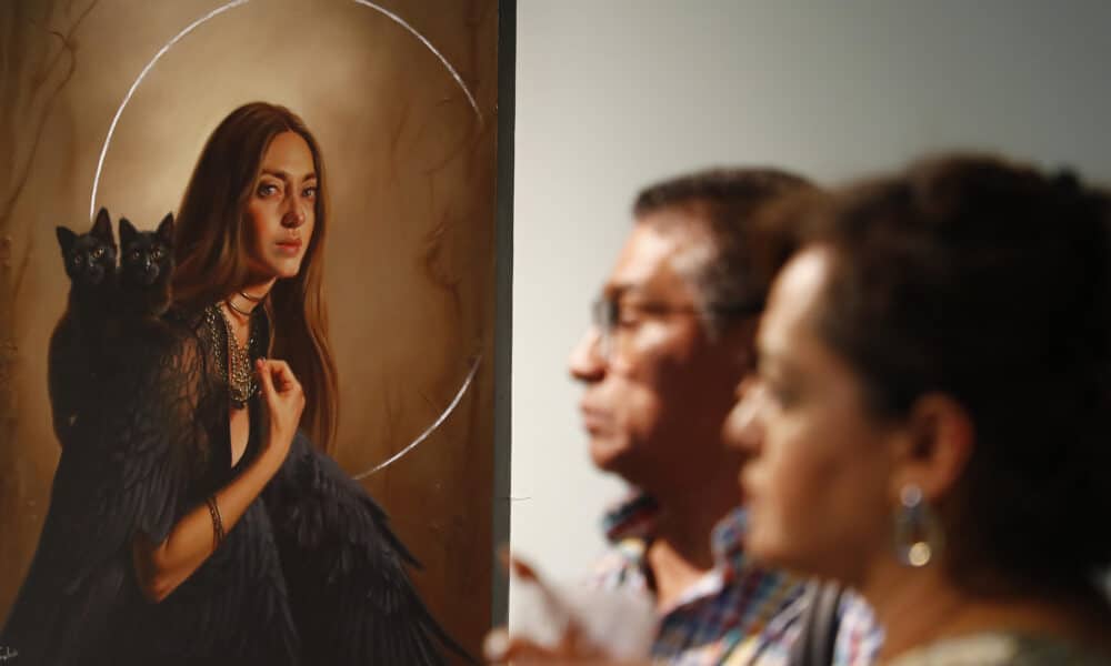 Visitantes observan piezas de la exposición ‘Liminãris’, de los artistas mexicanos Paulina Goca y José Luis Galván, inaugurada este lunes en la galería Bruna, en la ciudad de Guadalajara (México). EFE/ Francisco Guasco