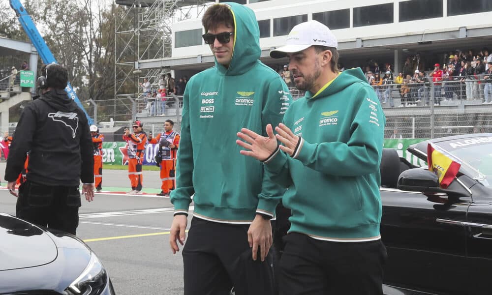 El español Fernando Alonso (d) y el canadiense Lance Stroll de Aston Martin hablan antes de la carrera del Gran Premio de México de la Fórmula 1. EFE/ Mario Guzmán