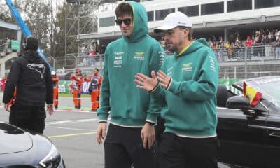 El español Fernando Alonso (d) y el canadiense Lance Stroll de Aston Martin hablan antes de la carrera del Gran Premio de México de la Fórmula 1. EFE/ Mario Guzmán