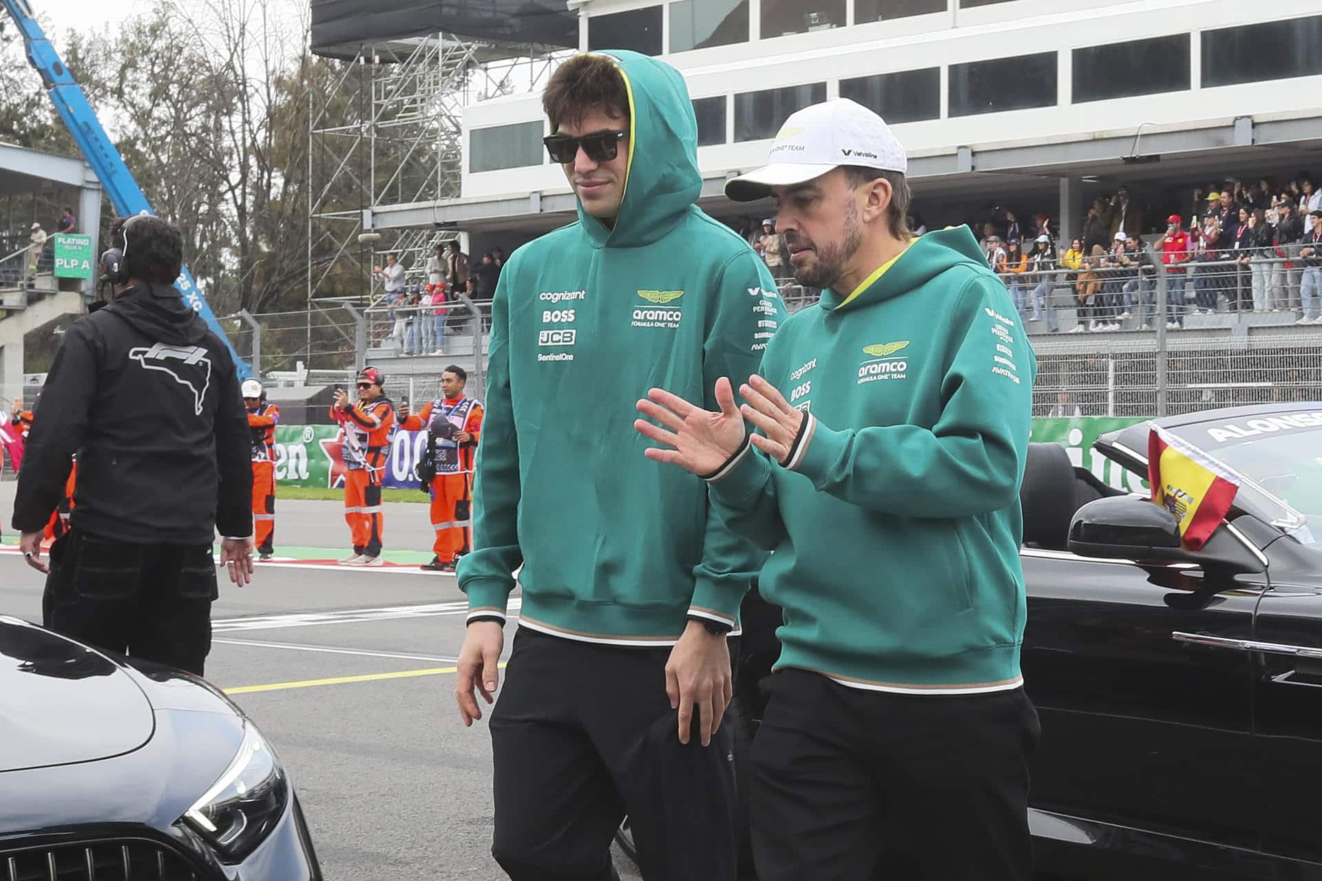 El español Fernando Alonso (d) y el canadiense Lance Stroll de Aston Martin hablan antes de la carrera del Gran Premio de México de la Fórmula 1. EFE/ Mario Guzmán