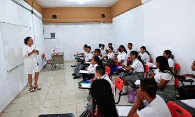 Fotografía de archivo que muestra estudiantes de secundaria durante una clase en el balneario de Acapulco, Guerrero (México). EFE/ David Guzmán/ARCHIVO