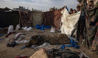 Foto de archivo de palestinos que inspeccionan sus tiendas de campaña tras un ataque aéreo israelí en Khan Yunis, en el sur de la Franja de Gaza. EFE/EPA/HAITHAM IMAD