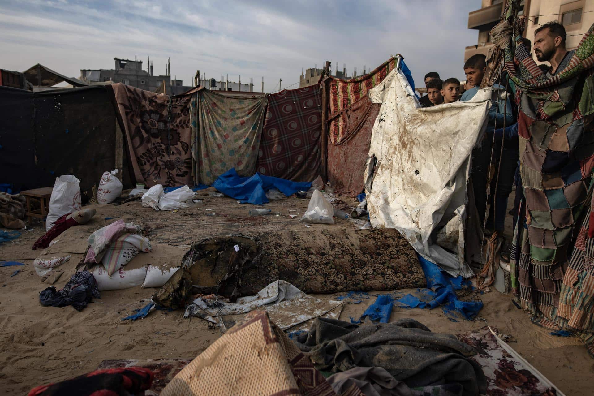 Foto de archivo de palestinos que inspeccionan sus tiendas de campaña tras un ataque aéreo israelí en Khan Yunis, en el sur de la Franja de Gaza. EFE/EPA/HAITHAM IMAD