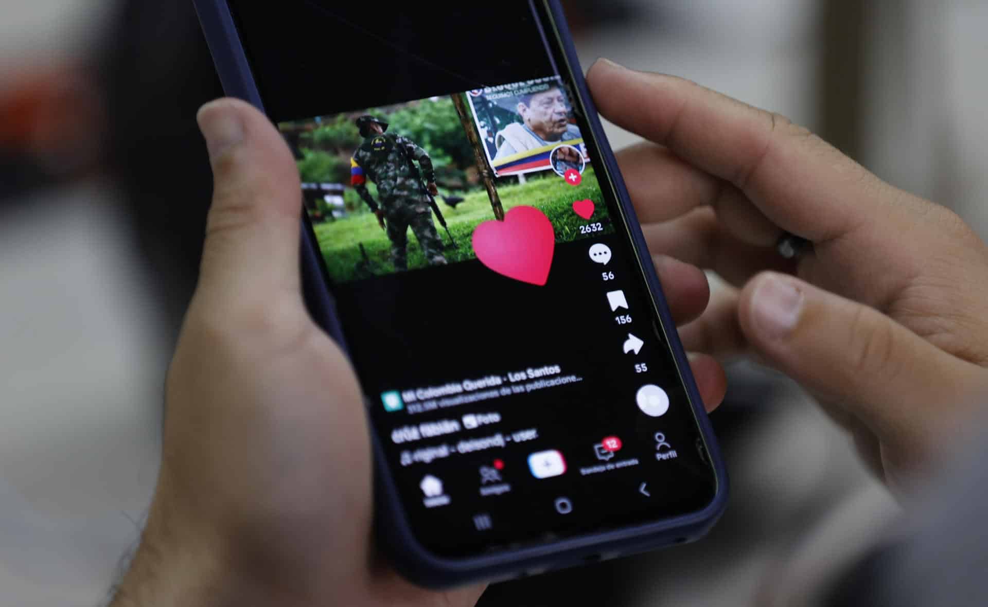 Fotografía de archivo del 1 de octubre de 2024 que muestra a una persona mientras revisa videos en la plataforma TikTok. EFE/ Mauricio Dueñas Castañeda