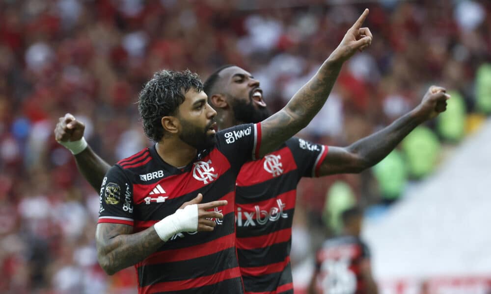 Gabriel Barbosa 'Gabigol' aportó este domingo en el estadio Maracaná un doblete a la goleada de Flamengo por 3-1 sobre Atlético Mineiro en el partido de ida de la Copa do Brasil. EFE/ Antonio Lacerda