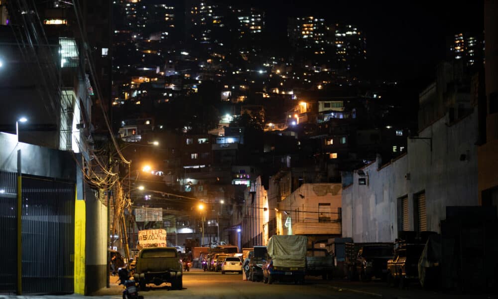 Fotografía de archivo de vehículos que circulan en una calle durante la noche, el 27 de diciembre de 2022, en Caracas (Venezuela).EFE/ Rayner Peña R.