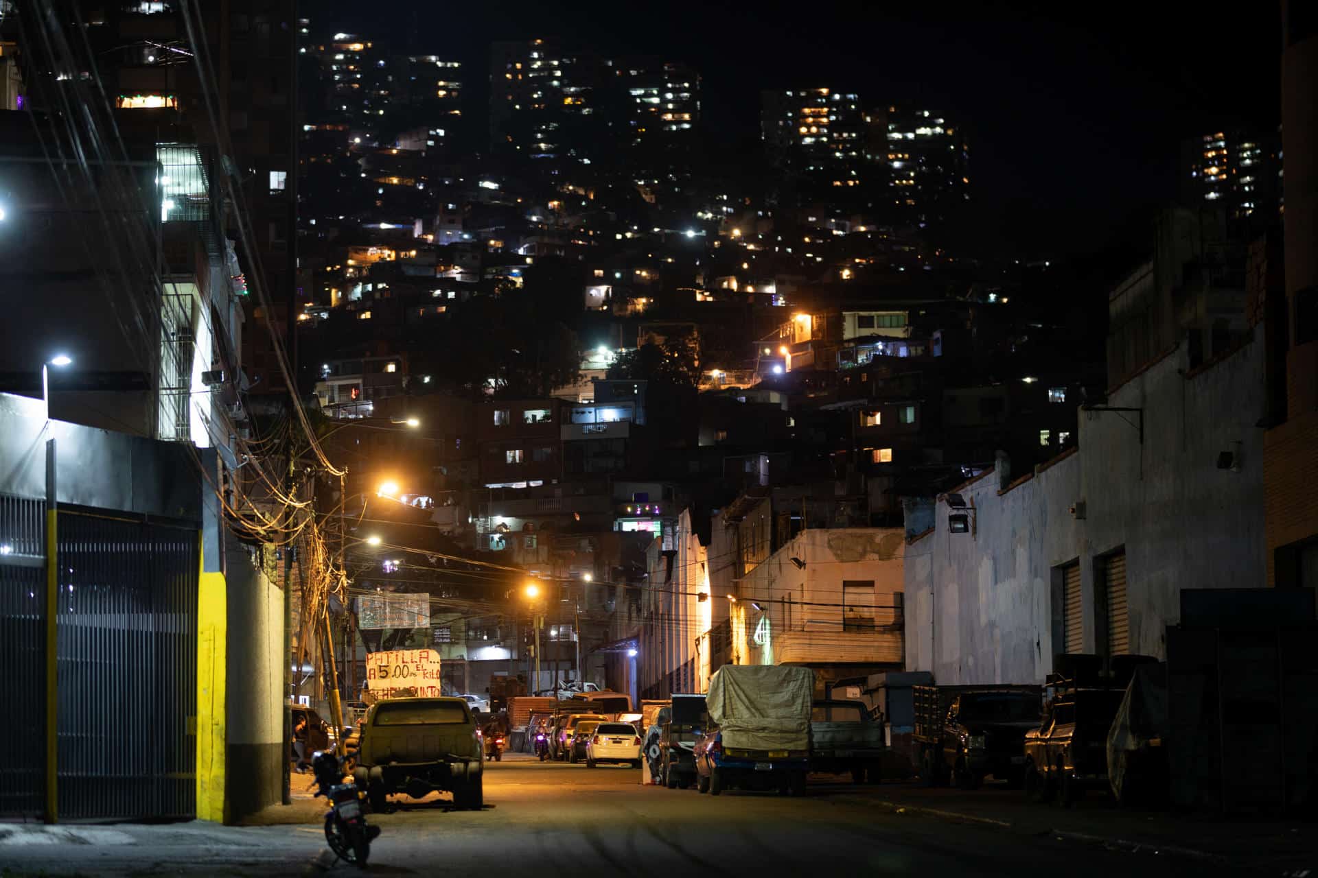 Fotografía de archivo de vehículos que circulan en una calle durante la noche, el 27 de diciembre de 2022, en Caracas (Venezuela).EFE/ Rayner Peña R.