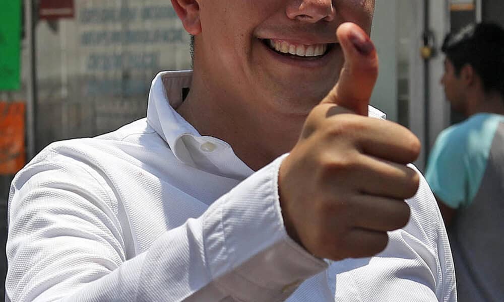 Imagen de archivo del alcalde de Chilpancingo Alejandro Arcos Catalán mostrando su pulgar después de emitir su voto el 1 de junio de 2024 en el estado de Guerrero (México).  EFE/José Luis de la Cruz