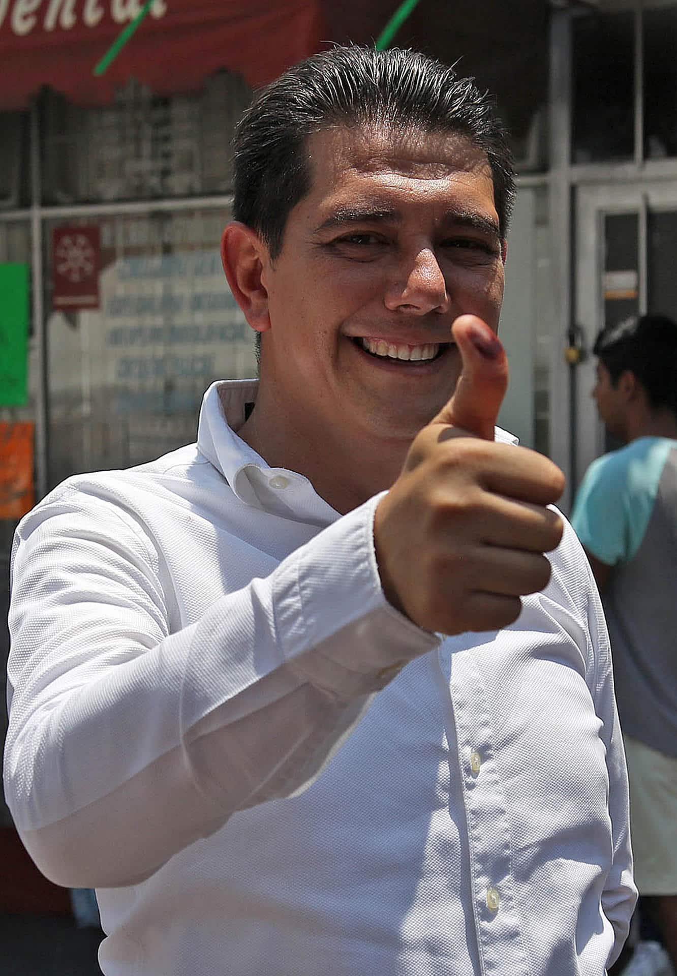 Imagen de archivo del alcalde de Chilpancingo Alejandro Arcos Catalán mostrando su pulgar después de emitir su voto el 1 de junio de 2024 en el estado de Guerrero (México).  EFE/José Luis de la Cruz