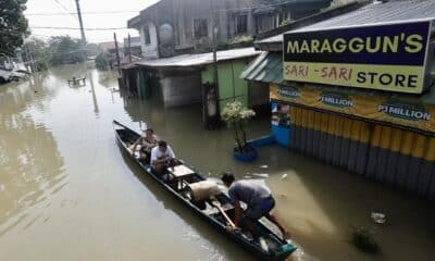 Tuguegarao City (Philippines), 13/11/2024.- Villagers on a wooden boat paddle on a flooded village caused by Typhoon Toraji in Tuguegarao city, Cagayan city, Philippines, 13 November 2024. Typhoon Usagi, the fourth to barrel the Philippines, intensified into a typhoon before dawn on 13 November, as it threatened to hit land on 14 November will bring more rains to northern Luzon island after the onslaught of Typhoons Toraji, Trami, and Kong-Rey. (Filipinas) EFE/EPA/FRANCIS R. MALASIG