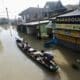 Tuguegarao City (Philippines), 13/11/2024.- Villagers on a wooden boat paddle on a flooded village caused by Typhoon Toraji in Tuguegarao city, Cagayan city, Philippines, 13 November 2024. Typhoon Usagi, the fourth to barrel the Philippines, intensified into a typhoon before dawn on 13 November, as it threatened to hit land on 14 November will bring more rains to northern Luzon island after the onslaught of Typhoons Toraji, Trami, and Kong-Rey. (Filipinas) EFE/EPA/FRANCIS R. MALASIG