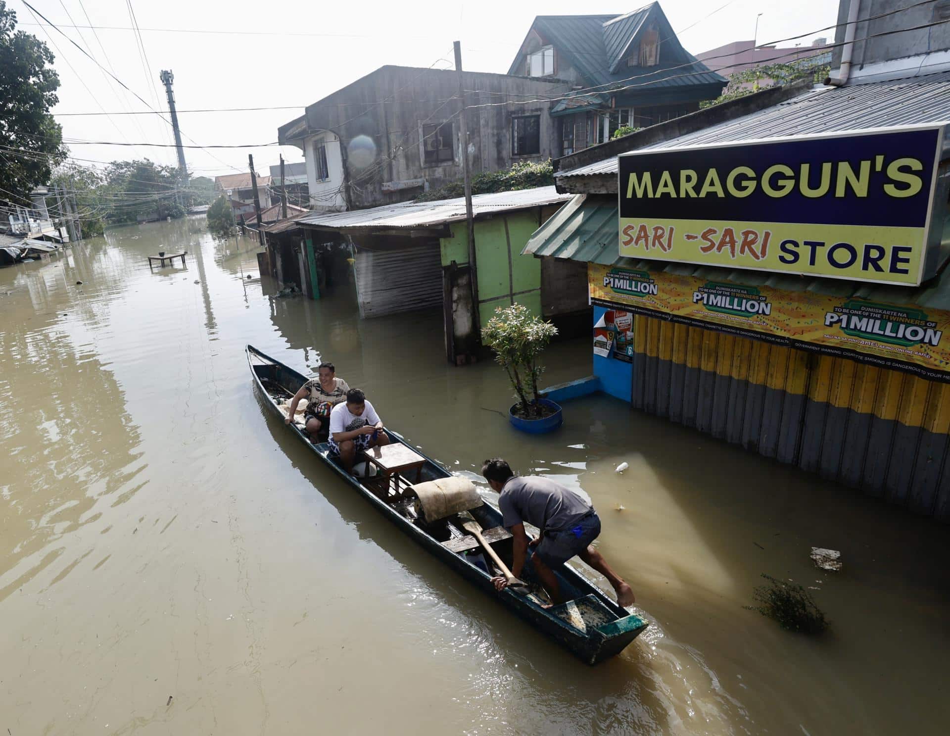 Tuguegarao City (Philippines), 13/11/2024.- Villagers on a wooden boat paddle on a flooded village caused by Typhoon Toraji in Tuguegarao city, Cagayan city, Philippines, 13 November 2024. Typhoon Usagi, the fourth to barrel the Philippines, intensified into a typhoon before dawn on 13 November, as it threatened to hit land on 14 November will bring more rains to northern Luzon island after the onslaught of Typhoons Toraji, Trami, and Kong-Rey. (Filipinas) EFE/EPA/FRANCIS R. MALASIG